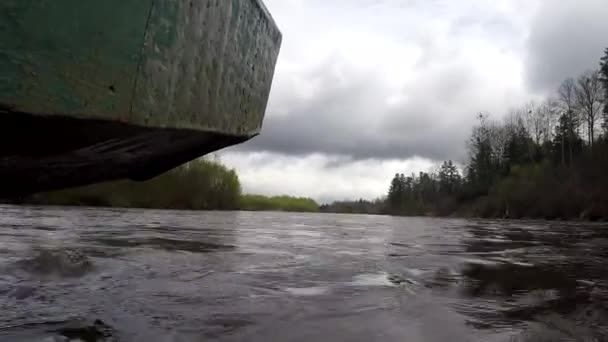 Традиционная Лодка Плывущая Воде Стрельба Уровня Воды Лук Лодки Проходит — стоковое видео