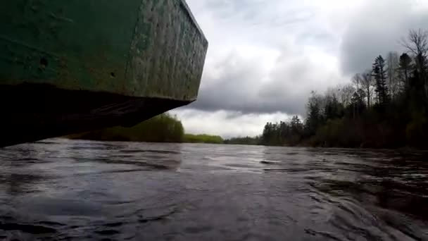 Barco Tradicional Corriendo Por Agua Disparando Desde Nivel Del Agua — Vídeo de stock