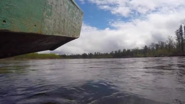 伝統的なボートが水の中を駆け抜ける 水位から撮影 ボートの弓は川の水を切る — ストック動画