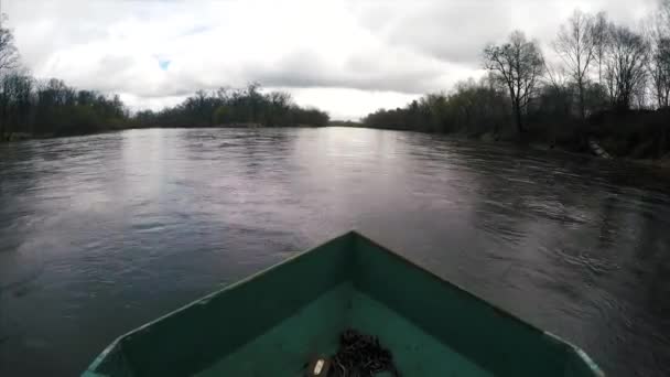 Traditionele Boot Haasten Door Het Water Boeg Van Een Houten — Stockvideo