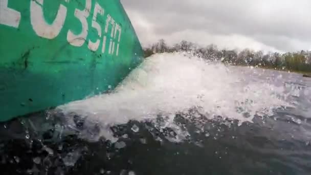 Geleneksel Tekne Suda Koşuşturuyor Seviyesinden Ateş Etmek Teknenin Yayı Nehir — Stok video
