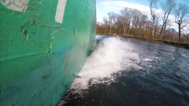 Barco Tradicional Corriendo Por Agua Disparando Desde Nivel Del Agua — Vídeo de stock