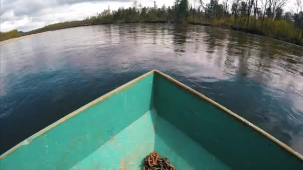 伝統的なボートが水の中を駆け抜ける 木製のウデゲアンボートの弓はすぐに広い川に浮かぶ — ストック動画