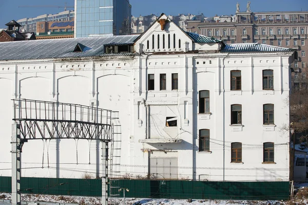 2014年12月 ウラジオストク プリモルスキー クライ ウラジオストクの中心部にロシア系アメリカ人会社 ユニオン の旧肉クーラーの放棄された建物 — ストック写真