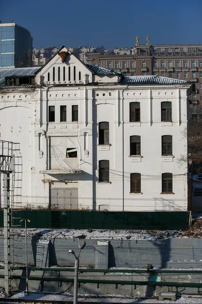 2014年12月 ウラジオストク プリモルスキー クライ ウラジオストクの中心部にロシア系アメリカ人会社 ユニオン の旧肉クーラーの放棄された建物 — ストック写真