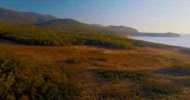 Uçan yukarıda güzel göl Blagodatnoye yeşil ormanlar ve dağlar arka planda ile çevrili. Sikhote-Alin tabiatı 1935 yılında kurulan nesli tehlike altında olan Sibirya kaplanı için Rusya'da. Hava