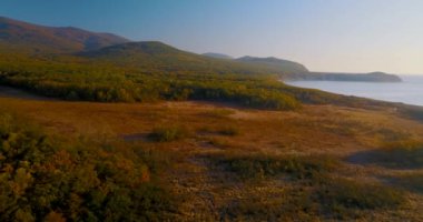 Uçan yukarıda güzel göl Blagodatnoye yeşil ormanlar ve dağlar arka planda ile çevrili. Sikhote-Alin tabiatı 1935 yılında kurulan nesli tehlike altında olan Sibirya kaplanı için Rusya'da. Hava