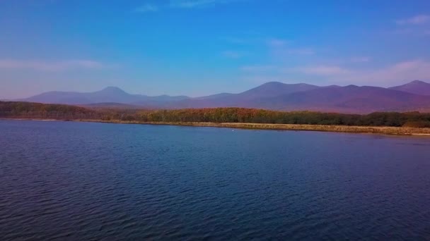 バック グラウンドで美しい湖 Blagodatnoye と緑の森と山の上飛ぶ ロシアで 1935 年に設立された絶滅危惧種のアムールトラのシホテ アリン自然保護区 サンセット — ストック動画