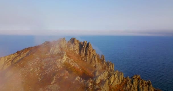 上のアレル ビュー プリモルスキー地域北部のシコテ アリン生物圏保護区のカランチャ山の崖の上を飛ぶ — ストック動画
