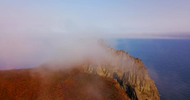 上のアレル ビュー プリモルスキー地域北部のシコテ アリン生物圏保護区のカランチャ山の崖の上を飛ぶ — ストック動画