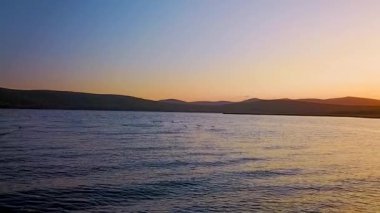 Uçan yukarıda güzel göl Blagodatnoye yeşil ormanlar ve dağlar arka planda ile çevrili. Sikhote-Alin tabiatı 1935 yılında kurulan nesli tehlike altında olan Sibirya kaplanı için Rusya'da. Hava