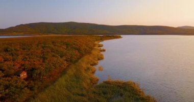 Uçan yukarıda güzel göl Blagodatnoye yeşil ormanlar ve dağlar arka planda ile çevrili. Sikhote-Alin tabiatı 1935 yılında kurulan nesli tehlike altında olan Sibirya kaplanı için Rusya'da. Hava
