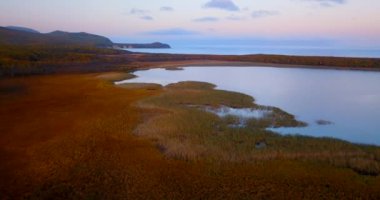 Uçan yukarıda güzel göl Blagodatnoye yeşil ormanlar ve dağlar arka planda ile çevrili. Sikhote-Alin tabiatı 1935 yılında kurulan nesli tehlike altında olan Sibirya kaplanı için Rusya'da. Hava