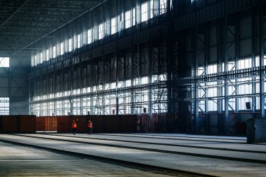 Üretim ambarı. Üretim odasında montaj çalışmaları.