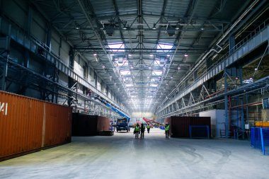 Üretim ambarı. Üretim odasında montaj çalışmaları.