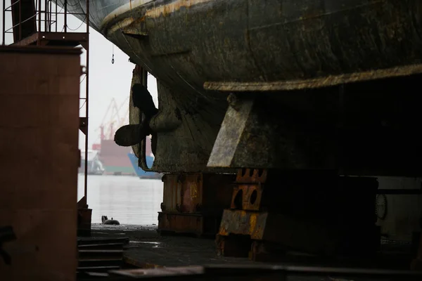 Onarım Çalışmaları Sırasında Kabuklarla Kaplı Paslı Gemi Vidası — Stok fotoğraf
