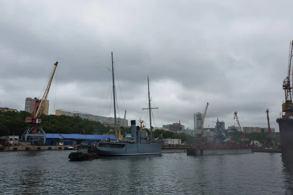Agosto 2014 Vladivostok Monumento Conmemorativo Banderín Rojo Sale Del Muelle — Foto de Stock
