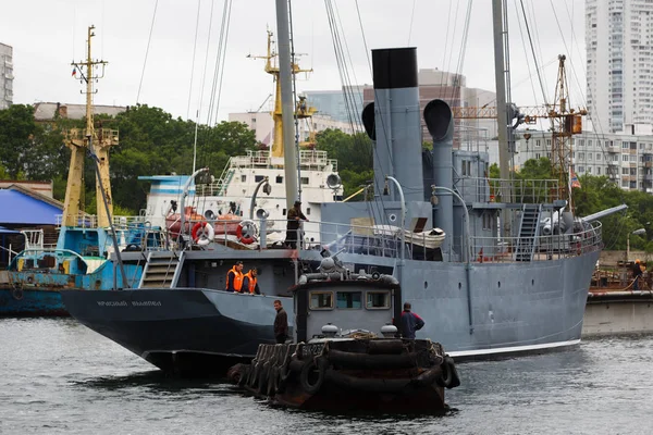 Agosto 2014 Vladivostok Monumento Conmemorativo Banderín Rojo Sale Del Muelle — Foto de Stock