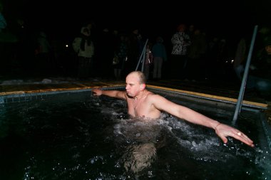 Ocak, 2014 - Vladivostok, Rusya - Yarı çıplak erkekler Rab vaftiz gecesi buzlu deniz suyunda banyo.