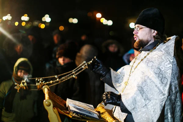 2014 Січня Владивосток Росія Священик Російської Православної Церкви Читає Молитви — стокове фото