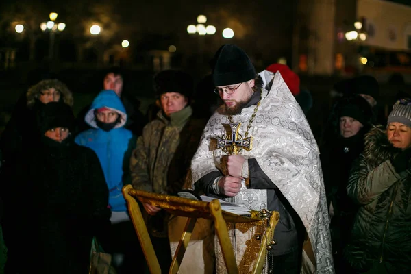 2014 Січня Владивосток Росія Священик Російської Православної Церкви Читає Молитви — стокове фото