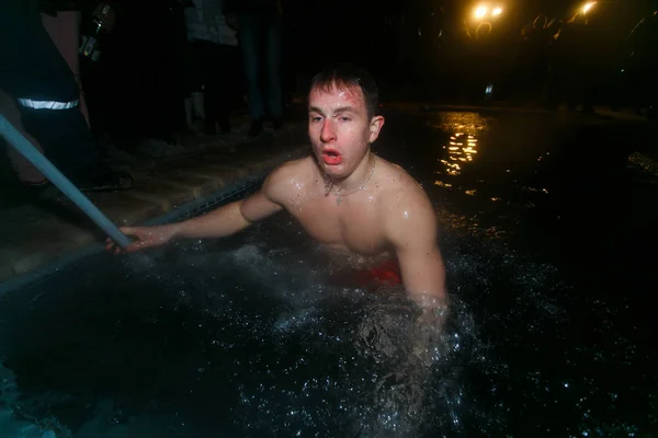 2014年1月 ウラジオストク ロシア 半裸の男性は 主のバプテスマの夜に氷の海水で入浴します — ストック写真