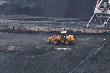 Kasım, 2014 - Nakhodka, Rusya - Nakhodka deniz kenti deniz ticaret limanında kömür terminali. Büyük bir şehrin kıyısında kömür çöküşü.