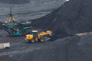 Kasım, 2014 - Nakhodka, Rusya - Nakhodka deniz kenti deniz ticaret limanında kömür terminali. Büyük bir şehrin kıyısında kömür çöküşü.