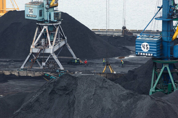 Ноябрь 2014 г. - Находка, Россия - Угольный терминал морского торгового порта морского города Находка. Крушение угля на побережье большого города
.