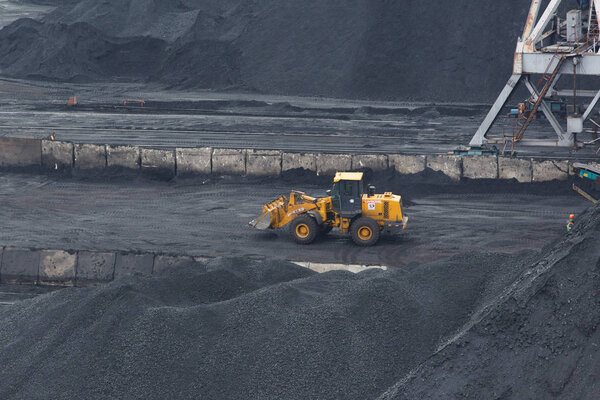 Ноябрь 2014 г. - Находка, Россия - Угольный терминал морского торгового порта морского города Находка. Крушение угля на побережье большого города
.