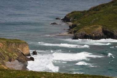 Şiddetli bir fırtına sırasında adanın güzel eğimli sahil