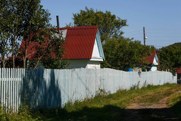 Casa Villaggio Legno Nel Giardino Estivo — Foto Stock