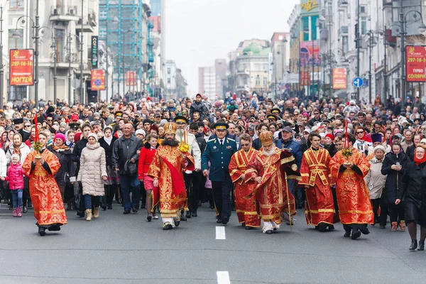 2014年3月 俄罗斯符拉迪沃斯托克 复活节当天在符拉迪沃斯托克中央大街上举行东正教宗教游行 具有图标的信徒进行朝圣 — 图库照片