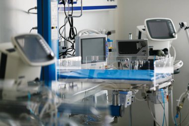 Gerekli tüm tıbbi cihazlarla yeni hastane koğuşu