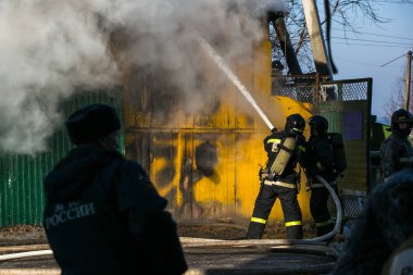 Kış, 2014 - Vladivostok, Rusya - İtfaiye ekipleri yol boyunca depolarda güçlü bir yangın söndürmek.