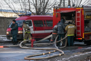 Kış, 2014 - Vladivostok, Rusya - İtfaiye ekipleri yol boyunca depolarda güçlü bir yangın söndürmek.