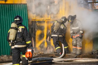 Kış, 2014 - Vladivostok, Rusya - İtfaiye ekipleri yol boyunca depolarda güçlü bir yangın söndürmek.