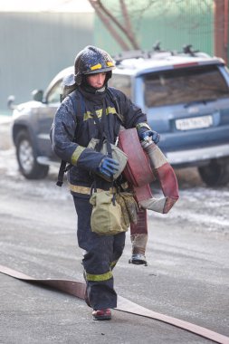 Kış, 2014 - Vladivostok, Rusya - İtfaiye ekipleri yol boyunca depolarda güçlü bir yangın söndürmek.