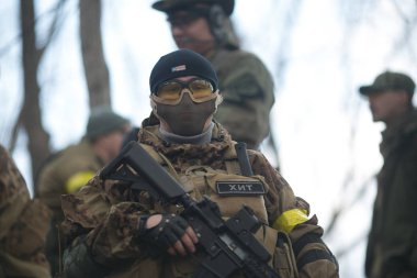 Kasım, 2014 - Rusya - Ormanda aktif askeri tatbikatlar. Sonbahar ormanında çatışma ordusu. Rusya'da eğitim airsoft takımları.