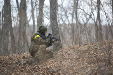 Kasım, 2014 - Rusya - Ormanda aktif askeri tatbikatlar. Sonbahar ormanında çatışma ordusu. Rusya'da eğitim airsoft takımları.