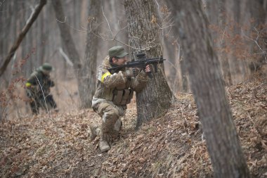 Kasım, 2014 - Rusya - Ormanda aktif askeri tatbikatlar. Sonbahar ormanında çatışma ordusu. Rusya'da eğitim airsoft takımları.