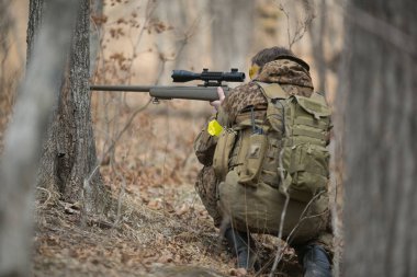 Kasım, 2014 - Rusya - Ormanda aktif askeri tatbikatlar. Sonbahar ormanında çatışma ordusu. Rusya'da eğitim airsoft takımları.