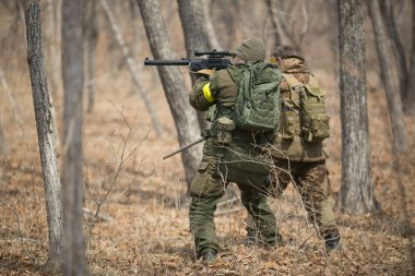 Kasım, 2014 - Rusya - Ormanda aktif askeri tatbikatlar. Sonbahar ormanında çatışma ordusu. Rusya'da eğitim airsoft takımları.