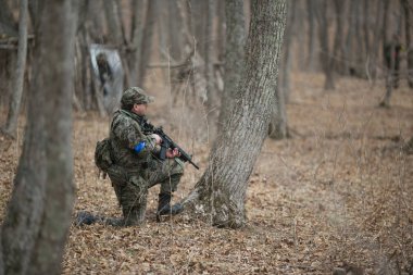 Kasım, 2014 - Rusya - Ormanda aktif askeri tatbikatlar. Sonbahar ormanında çatışma ordusu. Rusya'da eğitim airsoft takımları.