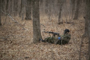 Kasım, 2014 - Rusya - Ormanda aktif askeri tatbikatlar. Sonbahar ormanında çatışma ordusu. Rusya'da eğitim airsoft takımları.