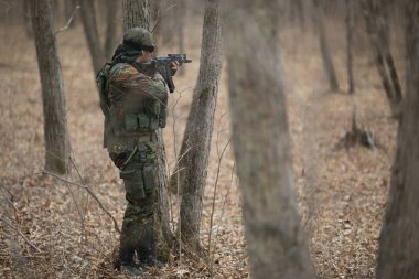 Kasım, 2014 - Rusya - Ormanda aktif askeri tatbikatlar. Sonbahar ormanında çatışma ordusu. Rusya'da eğitim airsoft takımları.
