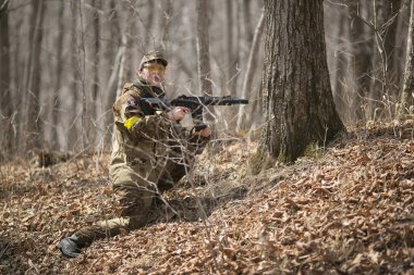 Kasım, 2014 - Rusya - Ormanda aktif askeri tatbikatlar. Sonbahar ormanında çatışma ordusu. Rusya'da eğitim airsoft takımları.