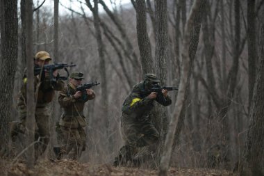 Kasım, 2014 - Rusya - Ormanda aktif askeri tatbikatlar. Sonbahar ormanında çatışma ordusu. Rusya'da eğitim airsoft takımları.