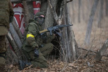 Kasım, 2014 - Rusya - Ormanda aktif askeri tatbikatlar. Sonbahar ormanında çatışma ordusu. Rusya'da eğitim airsoft takımları.
