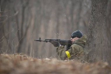 Kasım, 2014 - Rusya - Ormanda aktif askeri tatbikatlar. Sonbahar ormanında çatışma ordusu. Rusya'da eğitim airsoft takımları.